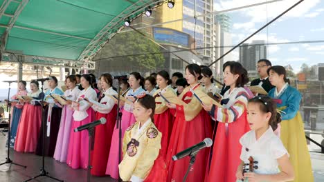 Koreanische-Leute-Mit-Hanbok,-Die-Während-Des-Koreanischen-Festivals-Orchester-Auf-Der-Bühne-Spielen