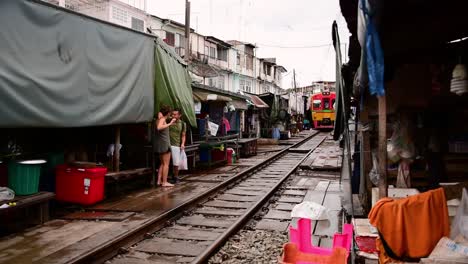 Eine-Aufregende-Zugfahrt-Zum-Mae-Klong-Eisenbahnmarkt