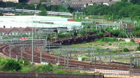 Toma-Estática-De-Un-Tren-Lner-Azuma-Acercándose-A-La-Estación-Central-De-Leeds