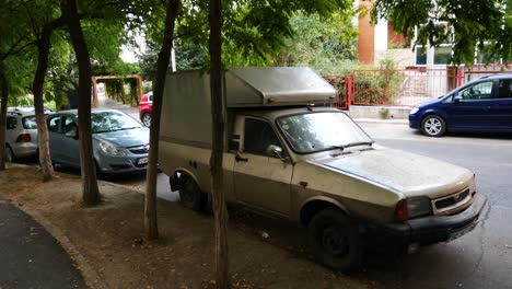 Toma-Panorámica-De-Una-Vieja-Furgoneta-Dacia-En-Una-Calle-De-Galati,-Rumania