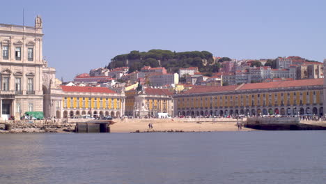 Handelsplatz-Mit-Dem-Boot-Erschossen.-Blick-Vom-Fluss