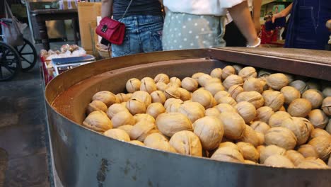 Xian,-China---Julio-De-2019:-Nueces-A-La-Venta-En-Un-Puesto-En-El-Barrio-Musulmán-De-La-Ciudad-De-Xian,-Provincia-De-Shaanxi,-China-Central