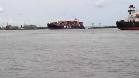 Buques-De-Carga-Que-Se-Desplazan-Por-El-Río-Mississippi-En-Nueva-Orleans,-Lousiana