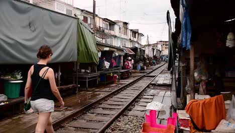 Un-Emocionante-Viaje-En-Tren-Al-Mercado-Ferroviario-De-Mae-Klong