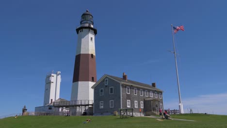 Eröffnungsaufnahme-Des-Montauk-Point-Lighthouse-Museum,-Das-An-Einem-Sonnigen-Sommertag,-Juni-2019,-Renoviert-Wird