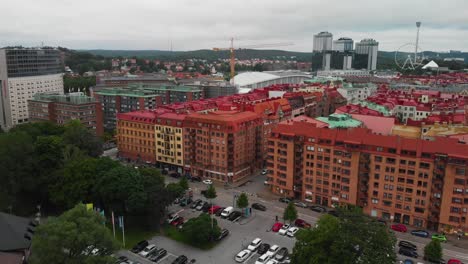 Imágenes-Aéreas-Sobre-Heden-En-Gotemburgo-Que-Muestran-Algunos-Increíbles-Apartamentos-Antiguos-Con-Las-Famosas-Torres-Del-Hotel-Gothia-Y-El-Parque-De-Atracciones-Liseberg-Al-Fondo