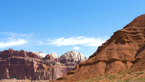 Eine-Weitwinkelaufnahme-Des-Riffs-Und-Der-Klippen-Im-Capitol-Reef-State-National-Park