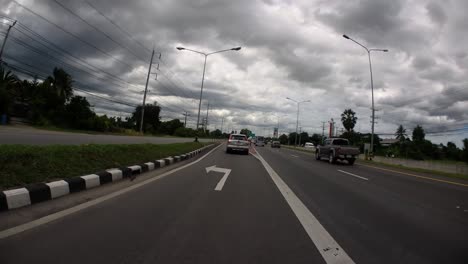 Este-Es-Un-Lapso-De-Tiempo-Con-Una-Cámara-De-Acción-Montada-Frente-Al-Camión,-Conduciendo-De-Pranburi-A-Hua-Hin-Y-De-Hua-Hin-A-Bangkok-En-Phet-Kasem-Road