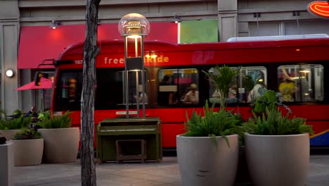 Autobús-Pasando-Por-El-Centro-Comercial-De-La-Calle-16-En-Cámara-Lenta