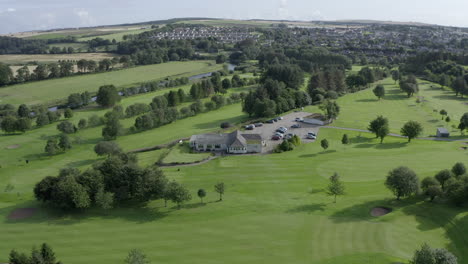 Eine-Luftaufnahme-Des-Turriff-Golf-Club,-Aberdeenshire,-An-Einem-Sonnigen-Morgen