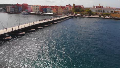 Gente-Caminando-Por-El-Puente-De-La-Reina-Emma-Desde-Otrabanda-Hasta-El-Barrio-Punda-En-Willemstad,-Curacao