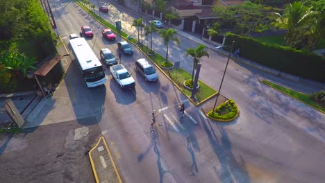 Vogelansicht-Mit-Drohne-Der-Schaukeln-Des-Urbanen-Künstlers-In-Cordoba,-Veracruz,-Mexiko