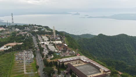 Vista-Aérea-Escénica-Desde-La-Ciudad-De-Tagaytay-Con-Vistas-A-La-Silueta-Del-Volcán-Taal-En-El-Centro-De-Aguas-Tranquilas-Del-Lago-Taal