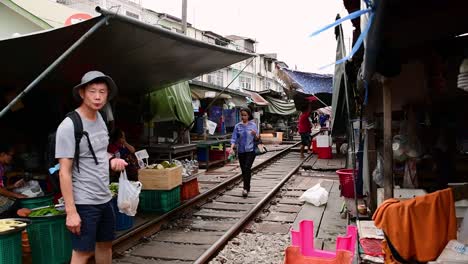 Eine-Aufregende-Zugfahrt-Zum-Mae-Klong-Eisenbahnmarkt