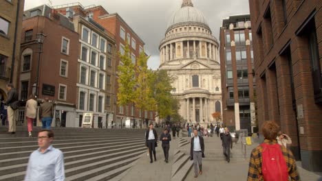 Gente-Caminando-En-El-Callejón-Hacia-La-Icónica-Catedral-De-San-Pablo-De-Londres