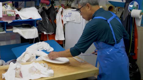 Händler-Machen-Sushi-Aus-Lebendem-Fisch-Auf-Dem-Koreanischen-Fischmarkt-In-Busan-Menschen-Kaufen-Und-Verkaufen-Frische-Meeresfrüchte-Und-Fisch-Auf-Dem-Fischmarkt-In-Südkorea