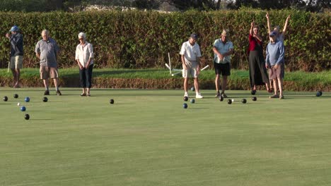 Un-Grupo-De-Jugadores-De-Bolos-Jugando-Un-Juego-Casual-Por-La-Noche