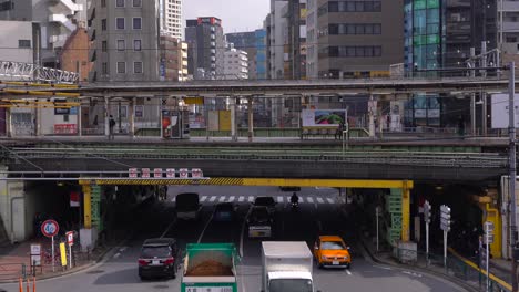 Pendler,-Die-In-Tokio,-Japan,-Darauf-Warten,-Mit-Dem-Zug-Zu-Fahren-–-Totale