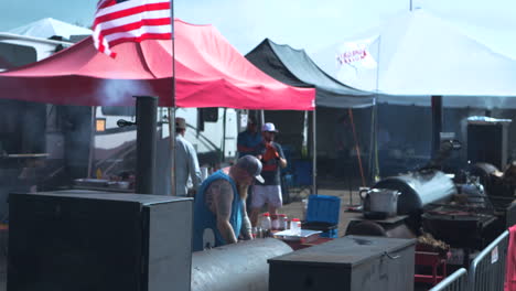 Una-Fila-De-Carpas-En-La-Competencia-De-Barbacoa-De-Rodeo-De-Austin