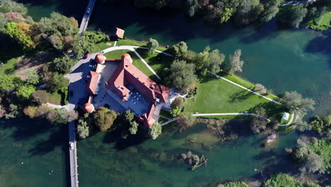 Vista-Aérea-De-Arriba-Hacia-Abajo-Del-Increíble-Castillo-De-Otocec