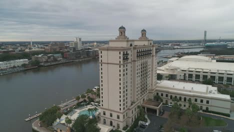 Vista-Aérea-Del-Centro-De-Convenciones-Westin-Y-Savannah-Con-El-Puente-Conmemorativo-Talmadge-En-El-Fondo-En-Savannah,-Georgia,-Ee.uu.