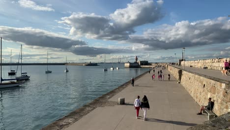 Familias-Y-Turistas-Caminando-Por-El-Muelle-En-El-Puerto-De-Dublín-En-Un-Hermoso-Día-Soleado