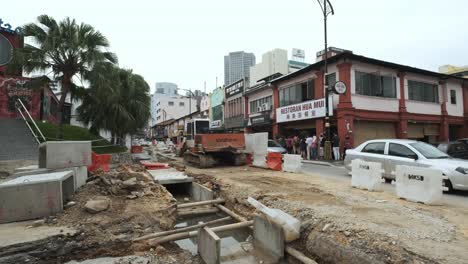 Vista-Panorámica-De-Las-Obras-De-Construcción-De-La-Mejora-Del-Sistema-De-Alcantarillado-En-Medio-De-La-Carretera-De-La-Ciudad-Durante-El-Día-Nublado