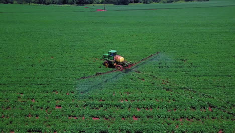 Imagen-De-Dron-De-Un-Hermoso-Cultivo-Siendo-Rociado