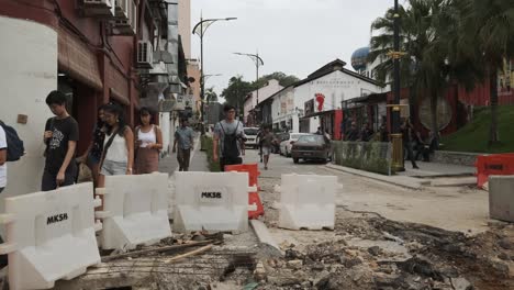 Vista-Panorámica-De-La-Calle-Bloqueada-Debido-A-Las-Obras-De-Construcción-En-El-Centro-De-La-Ciudad-Durante-El-Día-Nublado