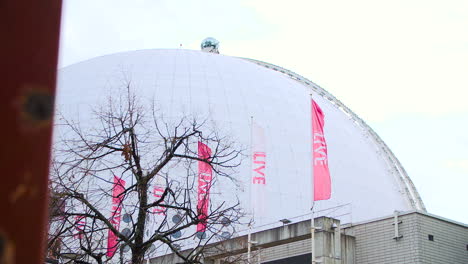 Niedrige-Rutsche-Der-Stockholmer-Globe-Arena-Aus-Der-Ferne,-Nahaufnahme-Der-Kuppel