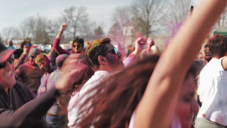 Hombre-Bailando-En-Multitud-De-Personas-En-El-Festival-Holi-Toma-Selfie-Con-Teléfono