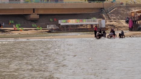 Couples-gather,-date,-socialize-and-picnic-along-the-Blue-and-White-Nile-River-in-Khartoum,-Sudan