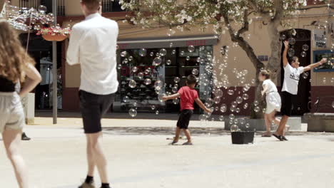 Toma-En-Cámara-Lenta-De-Un-Animador-De-Pompas-De-Jabón-En-La-Ciudad-De-Ibiza