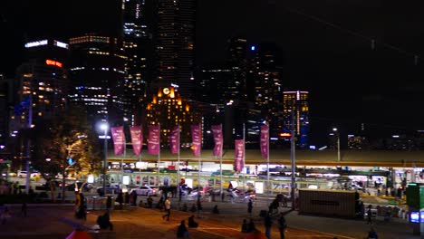 Melbourne-Fed-Square,-Flinder-Street-Station-Nachtansicht-Fed-Square,-Neue-Digitale-Erlebnisinitiative-Bei-Nacht,-Federation-Square,-Nächtliche-Digitale-Bildschirmkunst