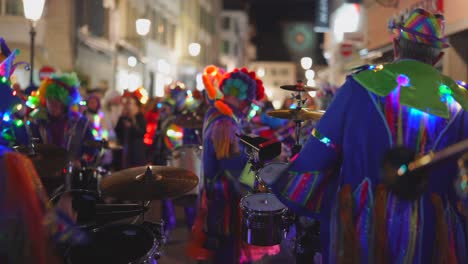 Banda-En-Vivo-Con-Director-Disfrazado-Tocando-Música-En-El-Mercado-De-La-Ciudad