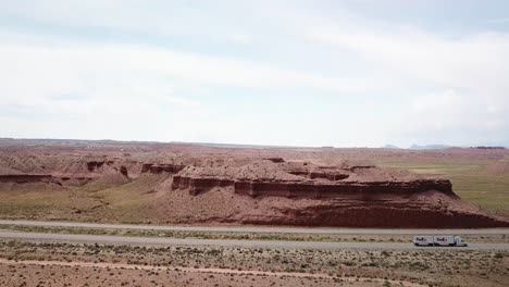 Camión-De-Fedex-En-La-Carretera-En-El-Desierto-De-Utah-Usa