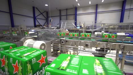 Toma-Panorámica-De-Paquetes-De-Cerveza-Que-Se-Mueven-Dentro-De-Las-Instalaciones-De-La-Cervecería-Heineken