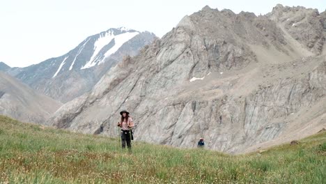 Gente-Haciendo-Senderismo-Y-Trekking-Por-Las-Montañas-De-La-Región-De-Osh-En-Kirguistán