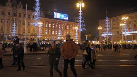 Kroatische-Menschenmenge,-Die-Während-Des-Weihnachtsadvents-Bei-Feierlichkeiten-Auf-Der-Straße-Spazieren-Geht