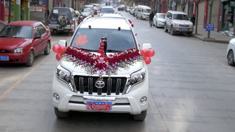 Una-Hermosa-Limusina-Blanca-Perfectamente-Diseñada-Y-Decorada-Para-Una-Boda-Tradicional-En-Weixi,-Yunnan---Cámara-Lenta