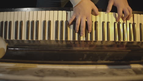 Movimiento-Lento-Que-Muestra-Un-Hermoso-Piano-Vintage-Y-Un-Pianista