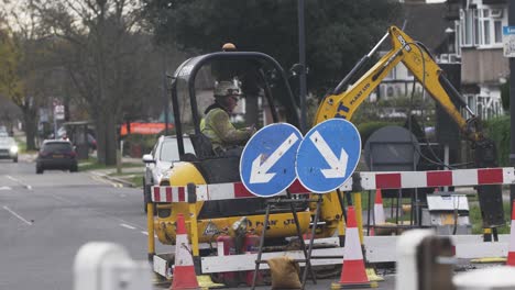 Mini-JCB-Gräbt-Straße-Aus,-Um-Gasleitungen-In-London-Zu-Ersetzen