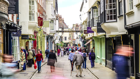 York,-Yorkshire,-Vereinigtes-Königreich,-Circa:-Touristen-Besuchen-Und-Einkaufen-In-Der-Stonegate-Street-In-York,-Uk