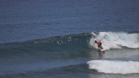 Increíble-Vista-En-Cámara-Lenta-De-Un-Surfista-Atrapando-Una-Gran-Ola-Y-Haciendo-Un-Truco-Rociando-Agua-Por-Todas-Partes