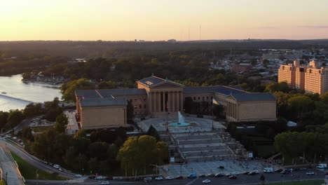 Tiro-Aéreo-En-Aumento-En-El-Museo-De-Arte-De-Filadelfia-Al-Atardecer,-Brillo-Dorado