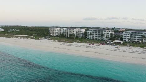 Ferienresorts-Am-Strand-Auf-Der-Insel-Grand-Turk-Im-Turks--Und-Caicos-Archipel-Bei-Sonnenuntergang