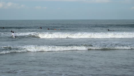 Surfista-Vadeando-El-Océano-Preparándose-Para-Su-Primer-Grupo-De-Olas