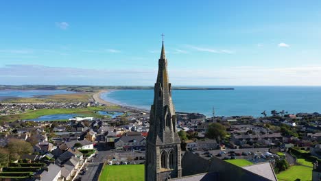 Dolly-Aéreo-Sobre-La-Iglesia-De-La-Santa-Cruz-En-Waterford,-Irlanda-Durante-El-Día-Soleado