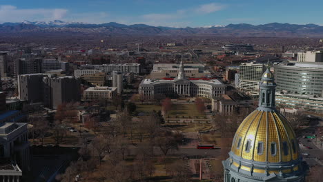 Imágenes-Aéreas-De-Drones-Sobre-El-Edificio-Del-Gobierno-Del-Capitolio-Estatal,-Con-Vistas-Al-Parque-De-La-Ciudad-Del-Capitolio,-En-El-Centro-De-Denver,-Colorado