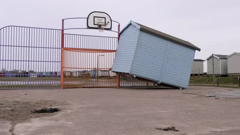 Beim-Schwenken-Nach-Rechts-Kommt-Die-Schräge-Strandhütte-Zum-Vorschein